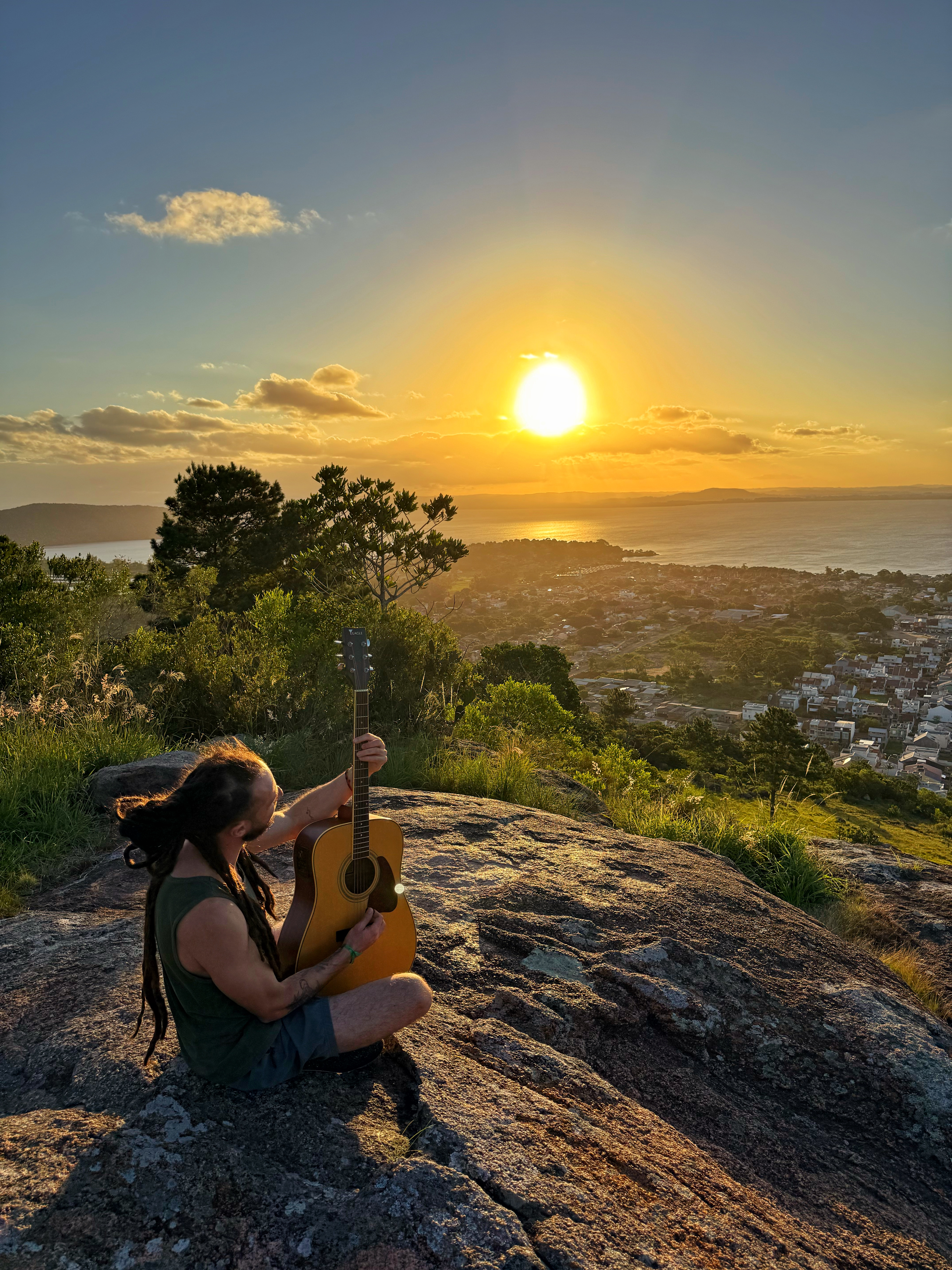 Retrato do músico em uma trilha na floresta